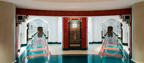 Hành lang tráng lệ như trong lâu đài của Assawan Spa & Health Club. Ảnh: jumeirah.com