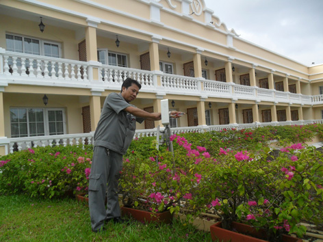 Anh Châu Văn Sơn nhân viên kỹ thuật chăm sóc vườn hoa trong khuôn viên khách sạn