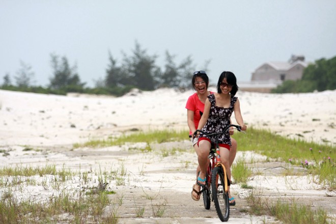 Bù lại, khách du lịch có những giây phút thư giãn như ý khác với việc đạp xe đạp đôi bên những cồn cát, dọc những con đường nhỏ đầy hoa.