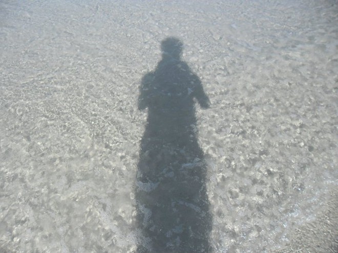 2. Nước biển trong văn vắt. Vì còn rất hoang sơ, nên các bãi biển ở Quan Lạn đều rất sạch, cát trắng, mịn và nước trong.