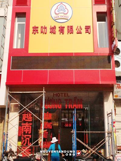 Cửa gương và biển hiệu tầng 2 khách sạn Hương Trầm sử dụng tiếng Trung sai quy định