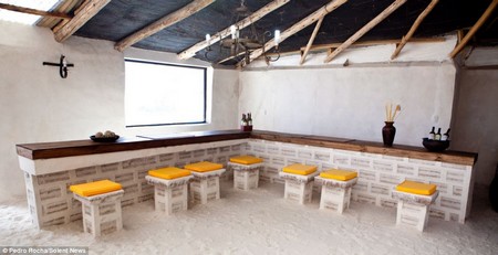 Toàn cảnh phòng ăn với tường và nội thất làm từ muối