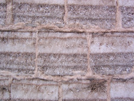 Cận cảnh chi tiết bức tường tạo nên từ những khối muối