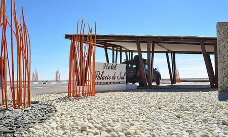 Khách sạn muối được tọa lạc trên cánh đồng muối tự nhiên lớn nhất thế giới