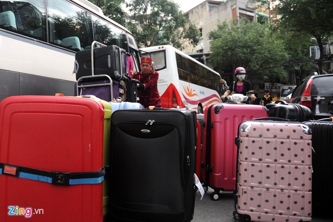 Những đoàn khách du lịch lớn khi đặt chỗ tại các khách sạn trên đường Nguyễn Huệ, thường phải đậu xe cách xa rồi đi bộ vào.