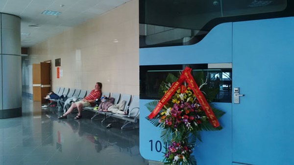 Nhiều hành khách nước ngoài nằm la liệt trên ghế gần các hộp ngủ.