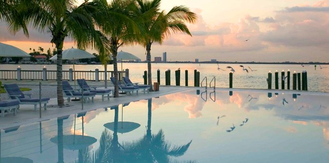 3. The Standard, Miami: Nằm trên đảo Belle cách bãi biển phía Nam Miami chưa đầy 2 km, khách sạn The Standard ở vị trí vô cùng biệt lập. Các phòng của khách sạn chỉ dành cho người lớn này khá nhỏ, nhưng tạo ra không khí cổ điển với kiểu bài trí xưa. Ngoài ra, The Standard còn có bồn tắm ngoài trời, bể bơi mở cửa 24/7, phóng tập yoga và khu spa nổi tiếng thế giới.