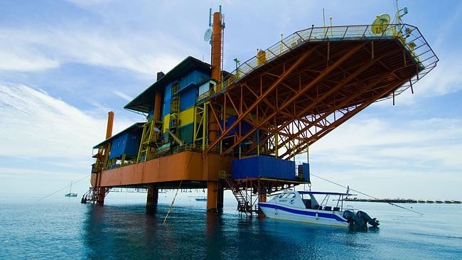 Khách sạn có tên Seaventures Dive Rig Resort, nằm gần hòn đảo Mabul của Malaysia.