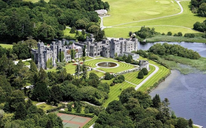 Ashford, Ireland: Khách sạn lâu đài tuyệt đẹp này được bao quanh bởi một khoảng đất rộng 350 mẫu Anh. Khách sạn vừa được mở cửa trở lại sau quá trình cải tạo và nâng cấp. Ở đây, bạn sẽ có dịp tìm hiểu về những khu vực nuôi chim ưng hoặc chim bồ câu bên ngoài khuôn viên lâu đài, trước khi trở lại để thưởng thức các món ăn ngon nổi tiếng.