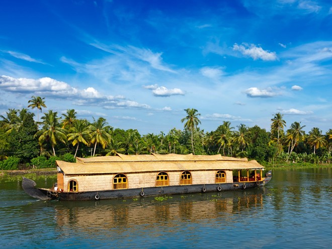 Du ngoạn trên sông trong một nhà thuyền ở Kerala, Ấn Độ.