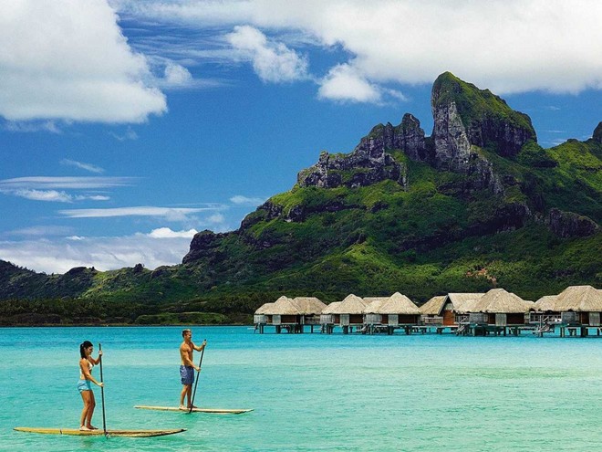 Thư giãn tại căn lều nằm trên mặt nước của khu nghỉ dưỡng Four Seasons ở Bora Bora, nơi được Travel + Leisure đánh giá là một trong những resort tuyệt nhất thế giới.