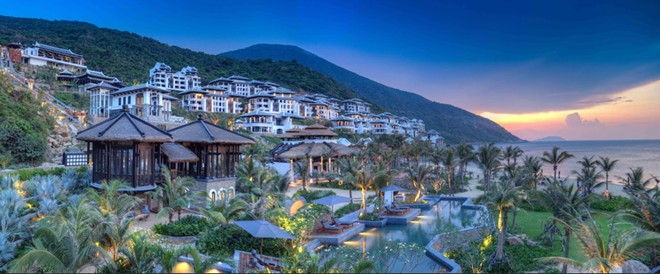 Khu nghỉ dưỡng cao cấp InterContinental Danang Sun Peninsula Resort chỉ cách trung tâm thành phố Đà Nẵng 13 km, nằm sát vịnh biển kế bên bán đảo Sơn Trà và được bao quanh bởi những khu rừng hoang sơ huyền bí.
