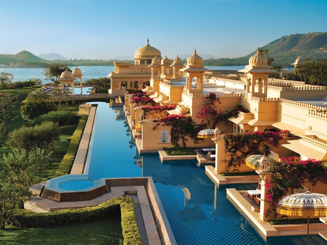 Đi thuyền riêng tới Oberoi Udaivilas, khách sạn hàng đầu Ấn Độ theo nhận định của TripAdvisor.