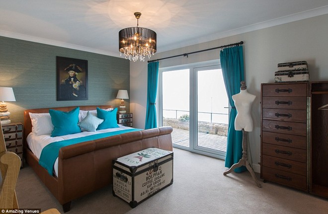 22 phòng ngủ được trang trí theo phong cách hải quân với tông màu xanh chủ đạo.