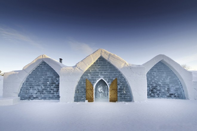 Glace ở Quebec là khách sạn băng duy nhất ở Bắc Mỹ được xây dựng vào năm 2001 từ 15.000 tấn tuyết và 500.000 tấn băng.