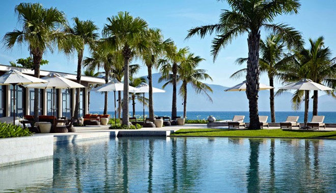 Khu nghỉ dưỡng Hyatt Regency Danang, Việt Nam: Resort này được độc giả tạp chí Condé Nast Traveler bình chọn vào top 40 resort bãi biển tuyệt nhất thế giới. Khu nghỉ dưỡng trải rộng hơn 200.000 m2 với bãi biển nguyên sơ trước núi Ngũ Hành Sơn cách sân bay quốc tế chỉ khoảng 15 phút. 