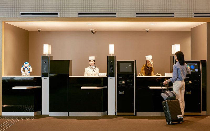 Henn-na Hotel là khách sạn robot đầu tiên trên thế giới vừa mở cửa tại Nhật Bản hôm nay (16/7). Tại đây, các du khách sẽ được một đội ngũ nhân viên robot phục vụ nhiệt tình, chu đáo.