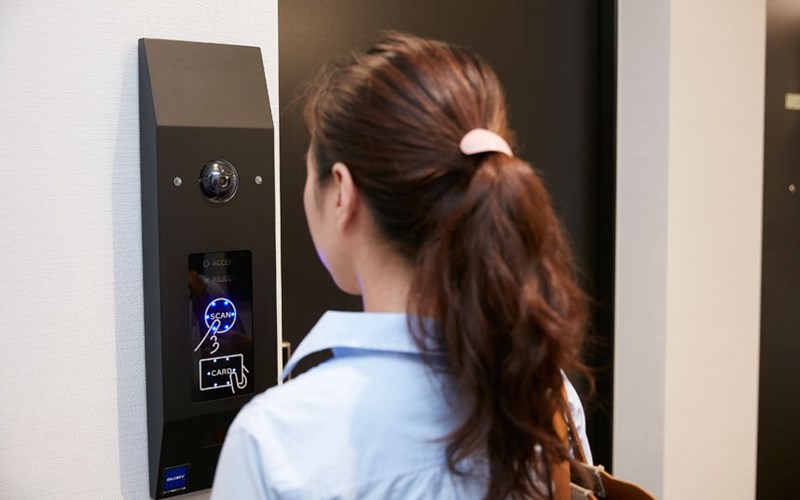 Khách sạn có lắp công nghệ nhận diện khuôn mặt nên khách hàng có thể vào phòng mà không cần chìa khóa.