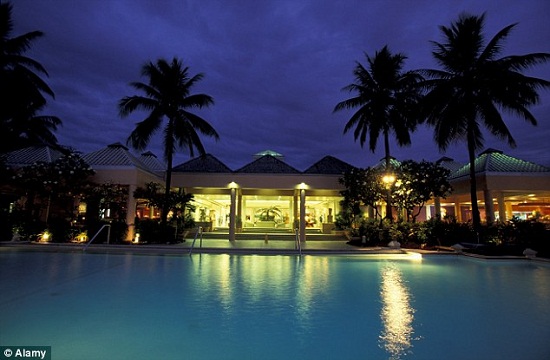Khách sạn 4 sao như Sheraton Royal Denarau của Fiji cung cấp một số tùy chọn phòng cũng như hồ bơi và phòng tập thể thao