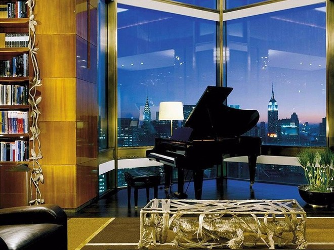 Phòng tầng thượng Ty Warner, khách sạn Four Seasons New York, Mỹ: Nằm ở tầng 52, khu phòng rộng 400 m2 này cho du khách ngắm nhìn toàn cảnh Manhattan, với giá 45.000 USD một đêm (khoảng 1 tỷ 10 triệu đồng).