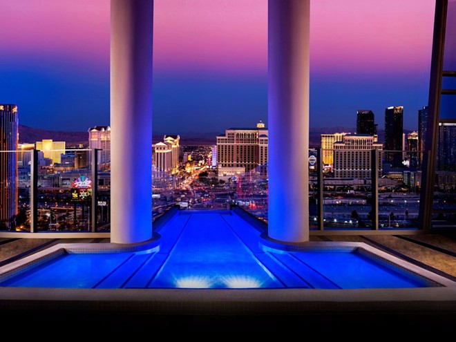 Biệt thự Sky, khu nghỉ dưỡng Palms Casino, Las Vegas, Mỹ: Với giá khoảng 40.000 USD (900 triệu đồng) cho 2 ngày cuối tuần, khu phòng sang trọng này có bể bơi ở ban công, thang máy ốp kính riêng, phòng massage và dịch vụ 24/7.