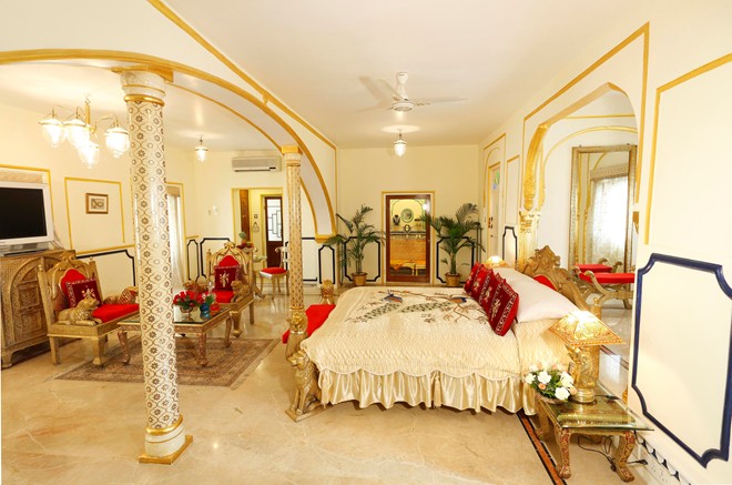 Khu phòng Shahi Mahal có đồ đạc khảm ngà voi và dát vàng, rạp chiếu phim riêng, thư viện và một phòng ăn. Du khách sẽ có một đội đầu bếp và quản gia riêng. Phòng nghỉ này có giá 40.000 USD một đêm (gần 900 triệu đồng). Ảnh: Slh.