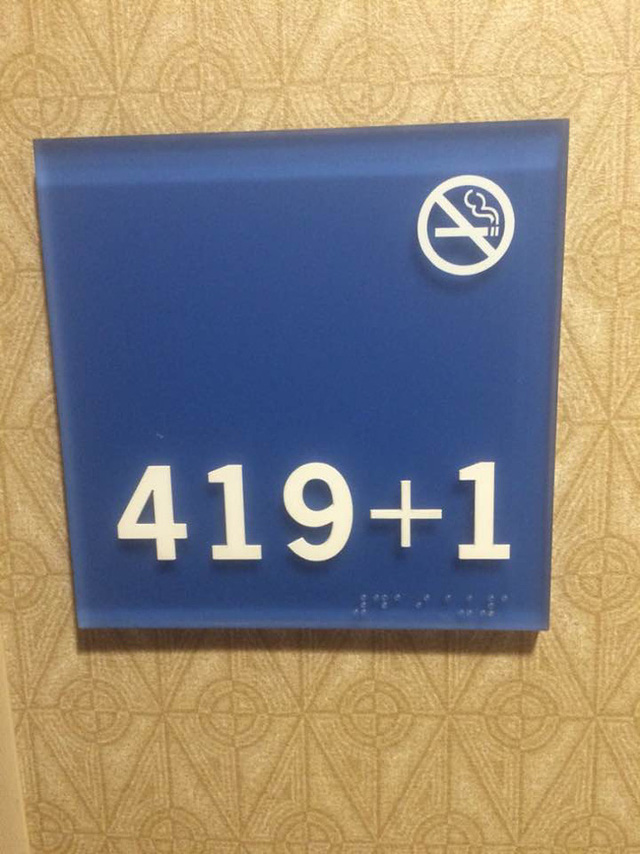  Thay vì 420, khách sạn này lại sử dụng số phòng 419 + 1. 