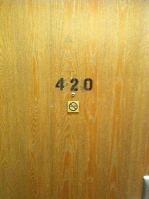  Một khách sạn ở Colorado phải in hẳn số 420 lên cánh cửa sau nhiều lần bị ăn cắp cả biển số phòng. 
