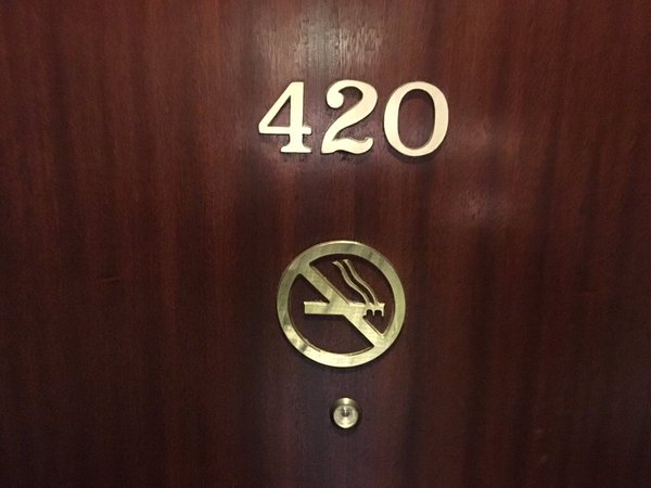  Hoặc có để số phòng 420 nhưng khách sạn cũng phải để luôn biển Đây là phòng cấm hút thuốc. 