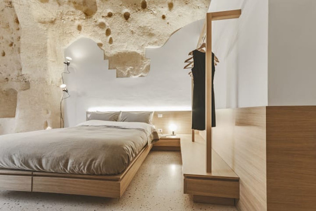Độc đáo khách sạn hang động xù xì mà sang trọng ở Italy - Ảnh 4.