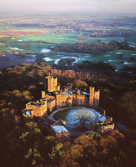 Peckforton, Cheshire: khách sạn lâu đài được hoàn thành vào năm 1851 và nhanh chóng trở thành một trong những khách sạn bậc nhất với 48 phòng ngủ đầy đủ tiện nghi và là một địa điểm tổ chức đám cưới rất phổ biến.