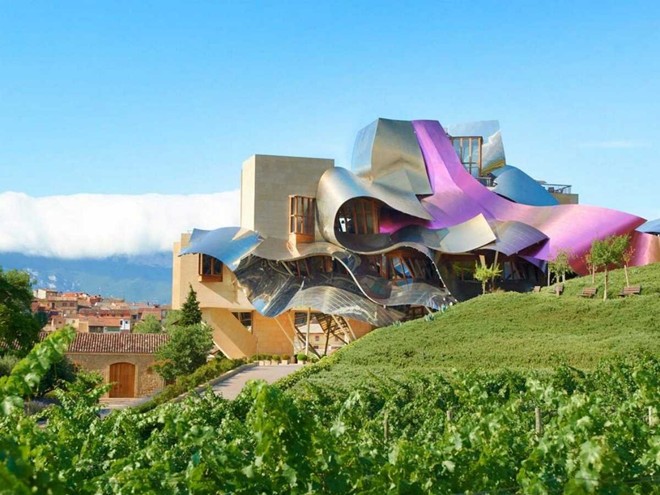 Nghỉ đêm tại khách sạn Marqués de Riscal do kiến trúc sư nổi tiếng Frank Gehry thiết kế ở Elciego, Tây Ban Nha.