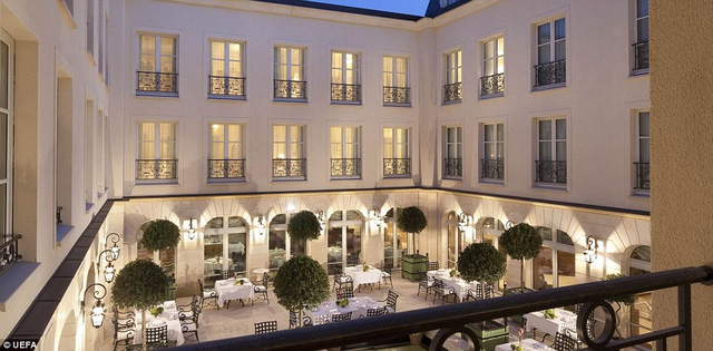  ĐT Anh chọn khách sạn siêu sang Auberge du Jeu Paume. Giá mỗi phòng tại đây vào khoảng 500 Bảng/đêm. 