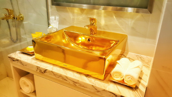 Cận cảnh nội thất gây choáng của khách sạn dát vàng cả bể bơi và toilet ở Đà Nẵng - 9