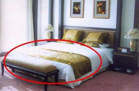 Tại sao khách sạn nào cũng phải trải một mảnh vải ngang giường