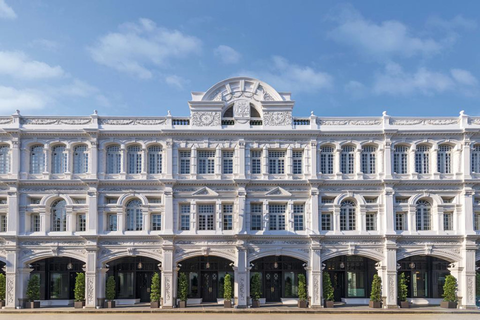 1. The Capitol Kempinski Hotel, Singapore: Khách sạn Capitol Kempinski nằm ngay gần tòa nhà quốc hội của Singapore, biến nơi này trở thành địa điểm lý tưởng đón tiếp ngoại giao của đất nước. Nội thất bên trong khách sạn cực kỳ sang trọng, pha trộn nét hiện đại và truyền thống với 157 phòng và đầy đủ mọi tiện ích giải trí xa xỉ nhất.
