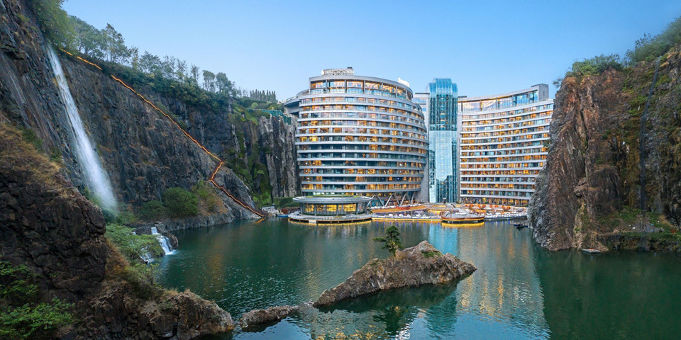 5. InterContinental Shanghai Wonderland, Trung Quốc: Với chi phí xây dựng 500 triệu USD, InterContinental Thượng Hải có thể coi là một trong những khách sạn mới ấn tượng nhất thế giới. Được xây dựng dưới một mỏ đá bỏ hoang, khách sạn gồm 18 tầng nằm dưới lòng đất, 2 tầng dưới lòng hồ, 336 phòng nghỉ sang trọng với hướng nhìn ra vách đá và thác nước.
