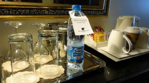 Nước uống đóng chai được dùng miễn phí trong phòng.