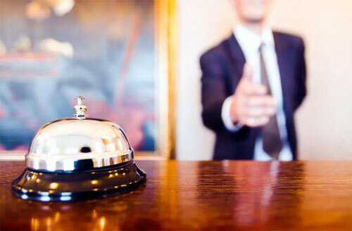 Việc bạn cư xử hòa nhã với các nhân viên khách sạn sẽ giúp bạn ghi điểm trong mắt họ. Ảnh: Alamy.