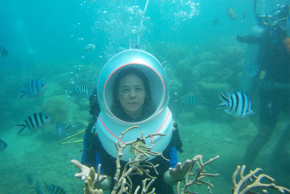 Du khách Đặng Mai Phương lặn ngắm san hô ở vịnh Nha Trang. Ảnh: An Phước.