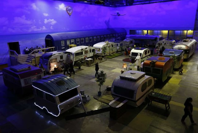 BaseCamp Young Hostel, Đức bao gồm một số xe kéo cổ điển, xe tải, xe máy và trại viên được đặt trong một nhà kho bỏ trống.  