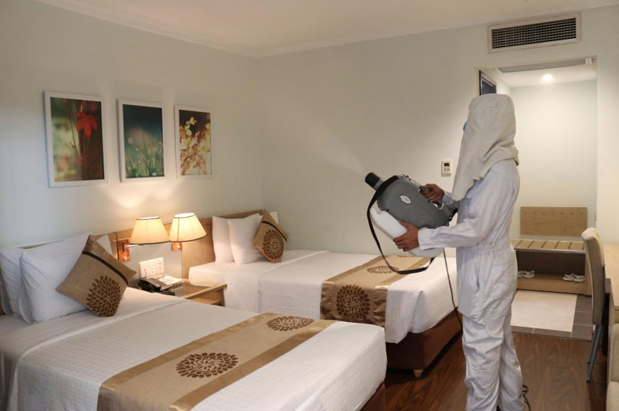 Khách sạn tiến hành phun khử khuẩn theo đúng quy trình đảm bảo an toàn phòng dịch