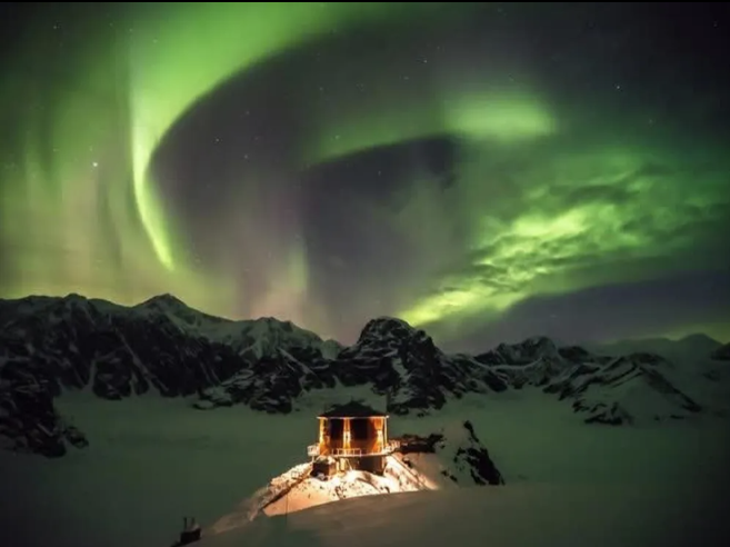 Khung cảnh cực quang đẹp mê hồn vào buổi đêm tại Alaska