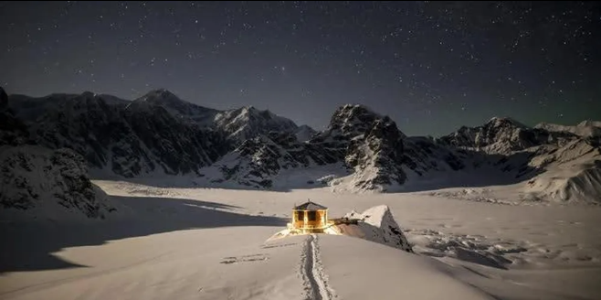 Khách sạn nằm giữa núi tuyết ở Alaska