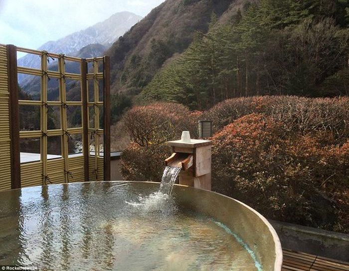 Bên trong khách sạn onsen lâu đời nhất thế giới