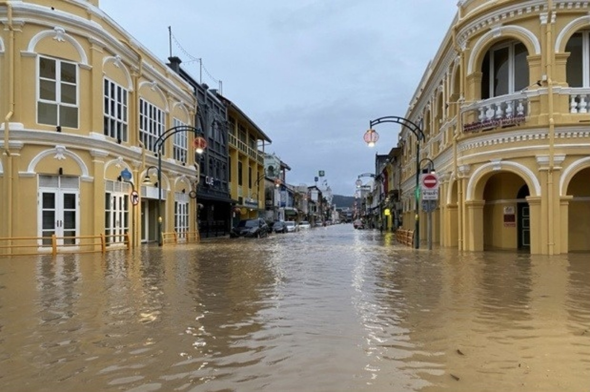 Nhiều khu vực tại đảo Phuket ngập lụt do mưa lớn hồi tháng 10. Ảnh: Bangkok Post.
