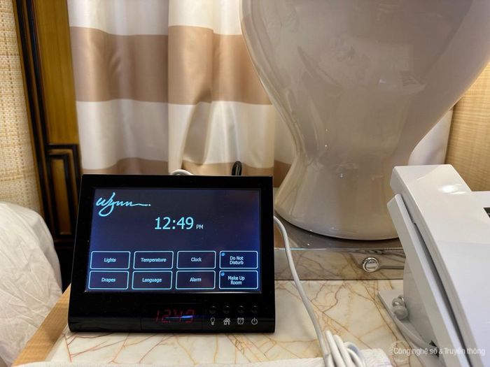 Một bảng điều khiển tự động hoàn toàn được đặt gần giường ngủ. Đây chính là hạ tầng tự động đã hoàn thiện của khách sạn, chiếc loa Echo chỉ đóng vai trò thiết bị trung gian