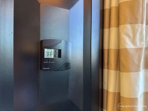 Công tắc điều khiển máy lạnh trong phòng khách sạn khi bạn không muốn ra lệnh bằng giọng nói
