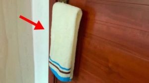 Tại sao nên treo khăn ướt trên tay nắm cửa ở khách sạn?