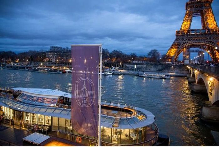 Một số khách du lịch giàu có đã thuê riêng Ducasse sur Seine, chiếc thuyền trên sông của đầu bếp từng đoạt sao Michelin Alain Ducasse.